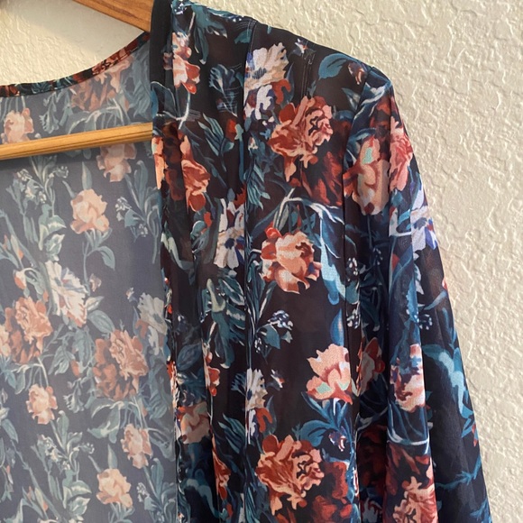 Women’s Floral Long Sleeve Sheer Chiffon Kimono - Picture 2 of 3